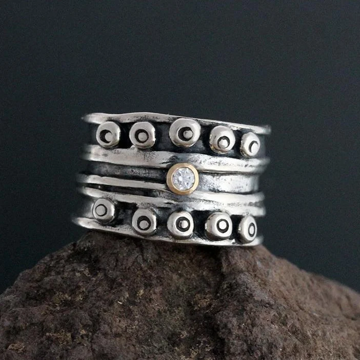 Nordic Band Ring with Diamond in Gold Bezel