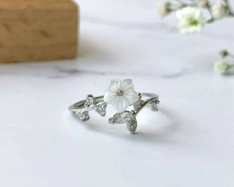 White Shell Flower Adjustable Ring